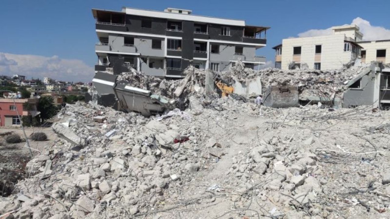 Son Dakika...Gaziantep'te ağır hasarlı binayı yıkan kepçe operatörü enkaz altında kaldı