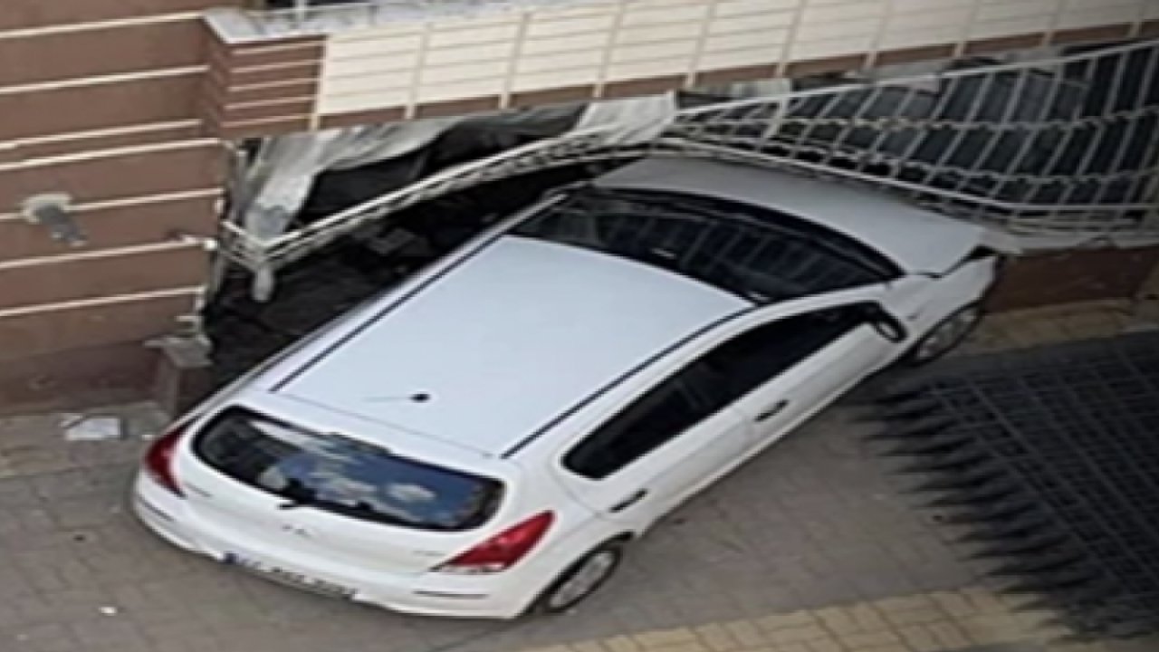 Gaziantep'te YOK ARTIK DEDİRTEN KAZA! Gaziantep’te yoldan çıkan araç evin balkonundan içeri girdi