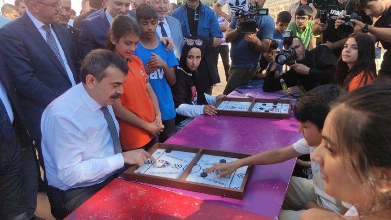 Milli Eğitim Bakanı Tekin, Gaziantep'te depremzede öğrencilerle oyun oynadı