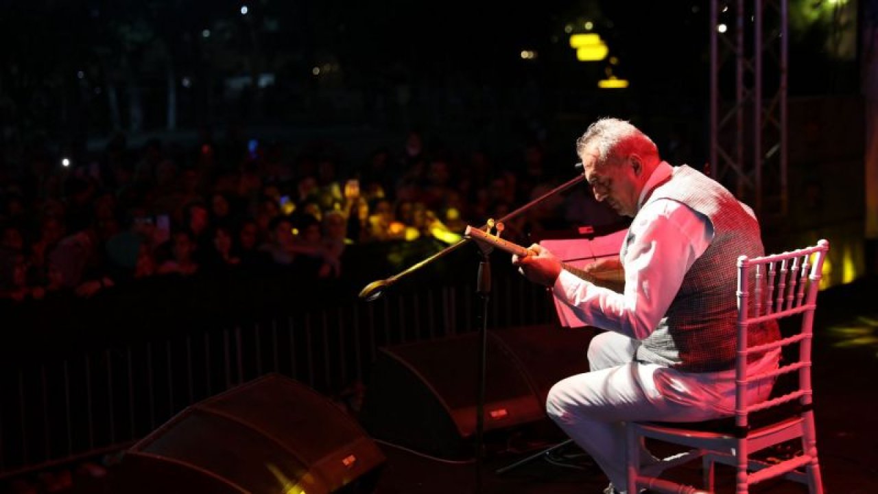 Gaziantep'te Aşık Veysel’in vefatının 50’nci yılı dolayısıyla düzenlenen anma konseri Yavuz Bingöl’ün katılımıyla yapıldı