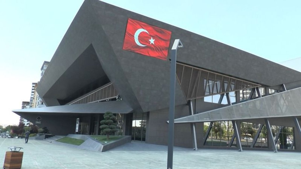 Başkan Fadıloğlu Devlet Tiyatrosu Şehitkamil Sahnesi'ni tanıttı