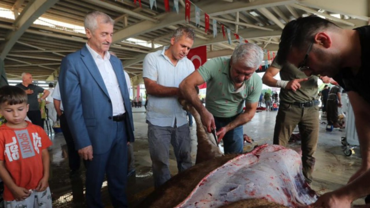 Gaziantepliler Bayram Namazının ardından kurbanlarını kesmek için kurban kesim alanlarına gitti...