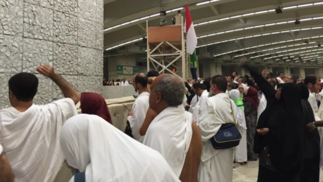 Milyonlar hacı oldu... Kurban Bayramı Mekke-i Mükerreme’de milyonlarca hacı tarafından büyük bir coşku ile kutlanıyor. Bir Türk hacı adayı ihramdan çıkamadan hayatını kaybetti...