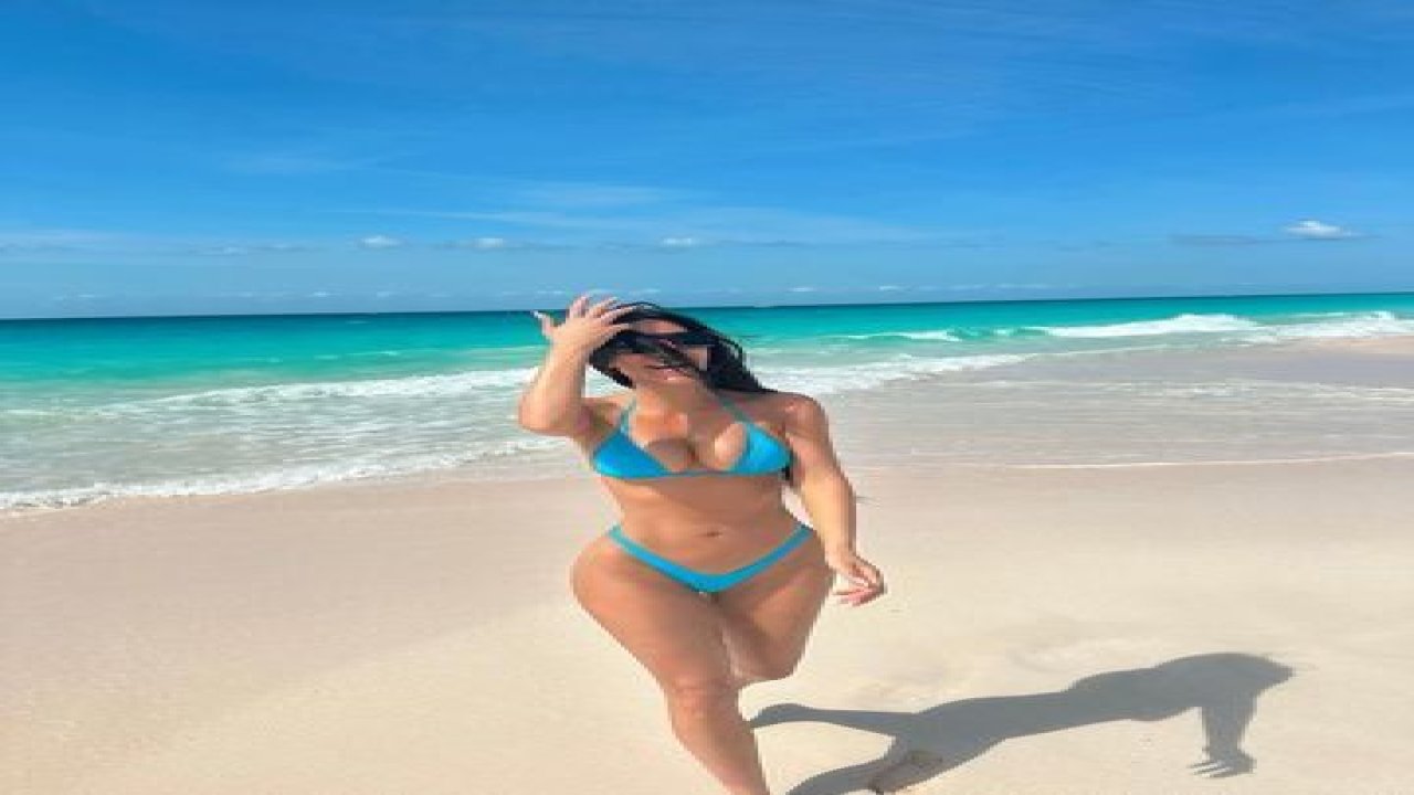 Kim Kardashian mavi bikinisiyle hayranlarını büyüledi! 42 yaşındaki sosyetik güzelin düzgün fiziği beğeni topladı