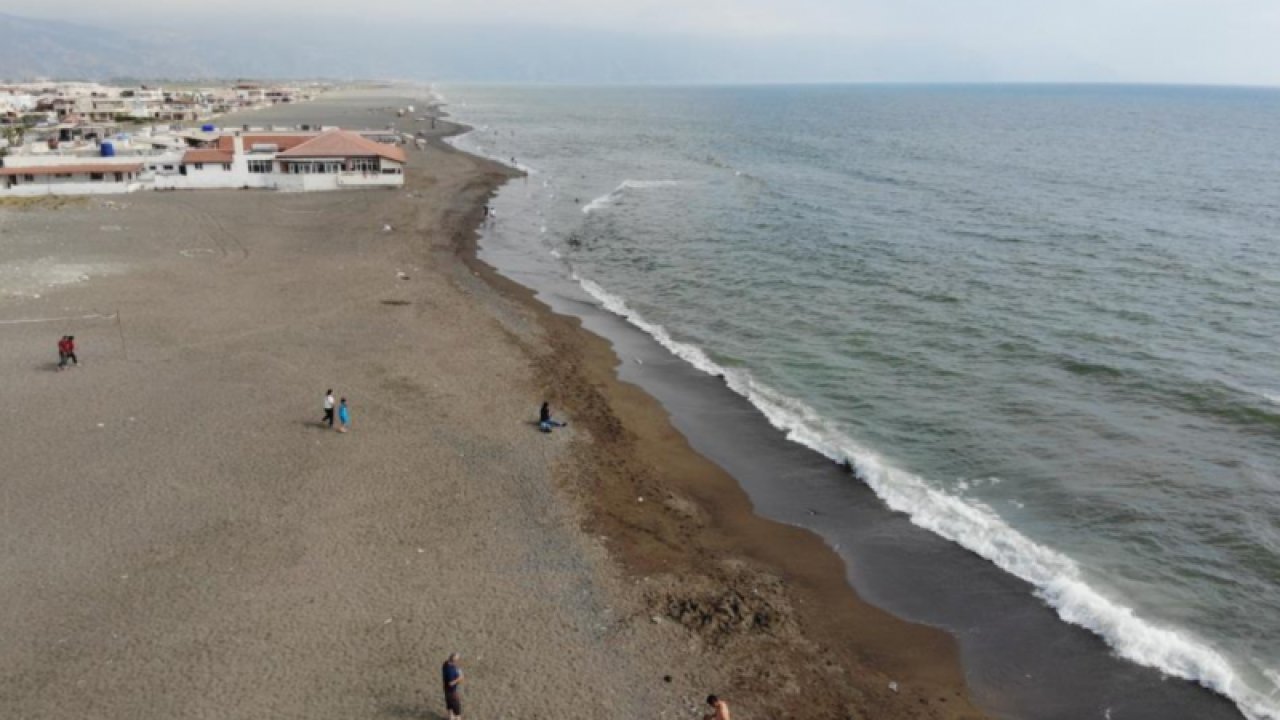 Gazianteplilerinde Akın Ettiği O Plajda Sessiz Bayram Yaşandı! Enkaz kent Hatay'ın 14 kilometrelik Samandağ plajı bu bayram boş kaldı
