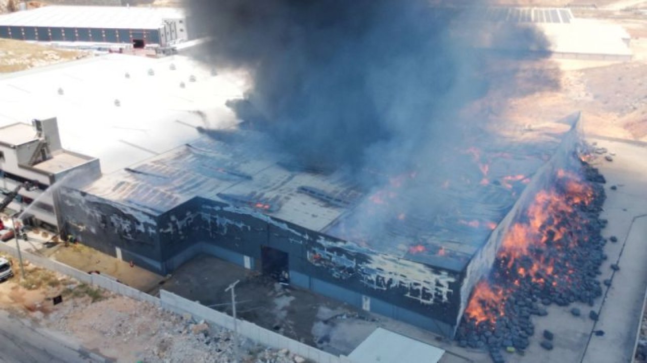 Gaziantep'te fabrika yangınına 4 saattir 40 araç ve 90 itfaiye personeli ile müdahale ediliyor