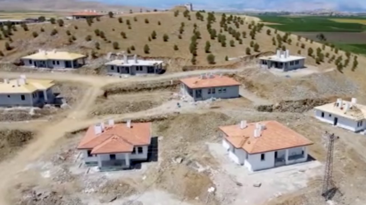 Gaziantep'te depremzeler için köy evi yapımı çalışmaları devam ediyor