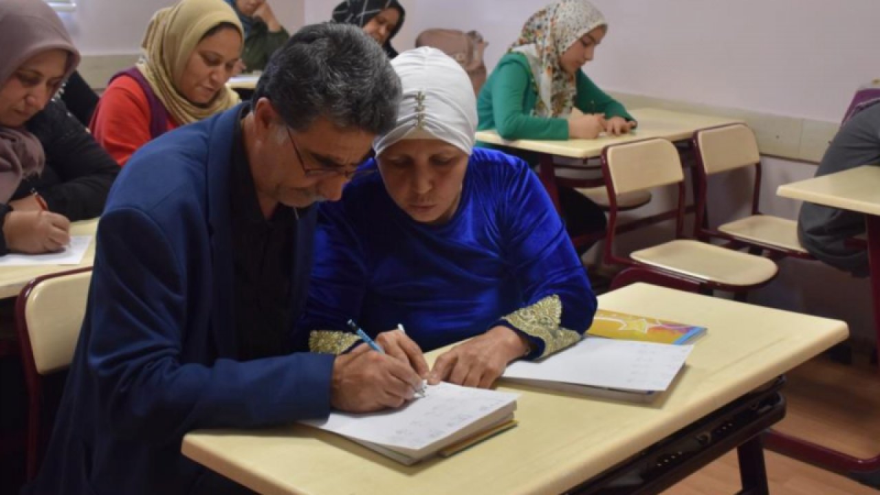 Gaziantep'te Karı-koca Şahinbey tesislerinde beraber okuma yazma öğreniyor