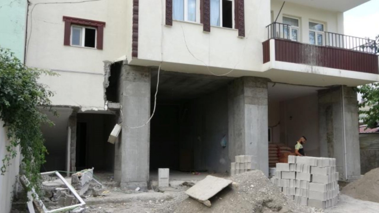 Depremde hasar gören evini güçlendirmek istedi! Yıkılan duvarın altında kaldı