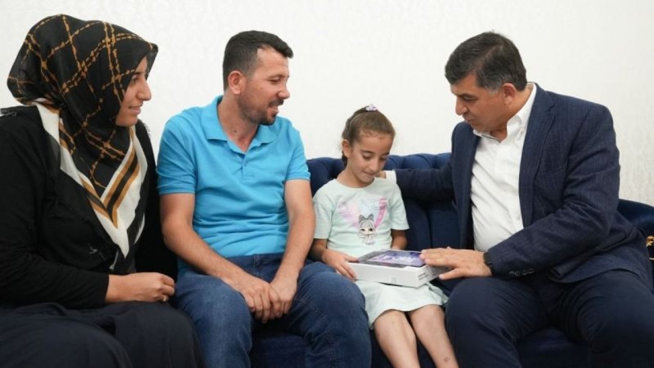 Başkan Fadıloğlu "Bayrak" isimli şiiri okumak isteyen Feyza Öksüz'ü evinde ziyaret ederek, tablet hediye etti
