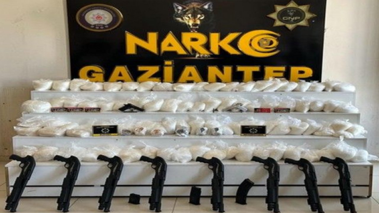 Gaziantep'te polis ekiplerinin durduğunu bir araçtan valiz valiz uyuşturucu çıktı