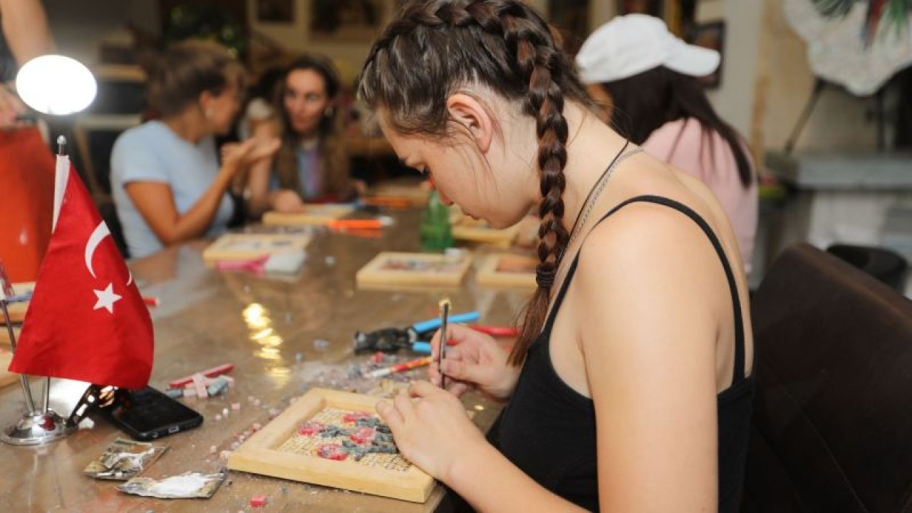 Gaziantep’e gelen yabancı turistler, mozaik sanatının inceliklerini öğreniyor