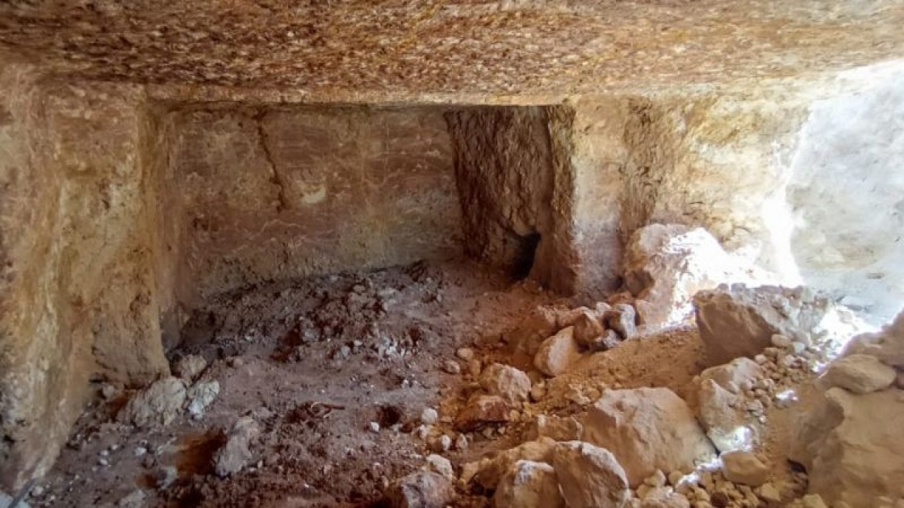 Adıyaman'da kanal çalışmaları sırasında milattan sonra 2. yüzyıla ait kaya mezar bulundu