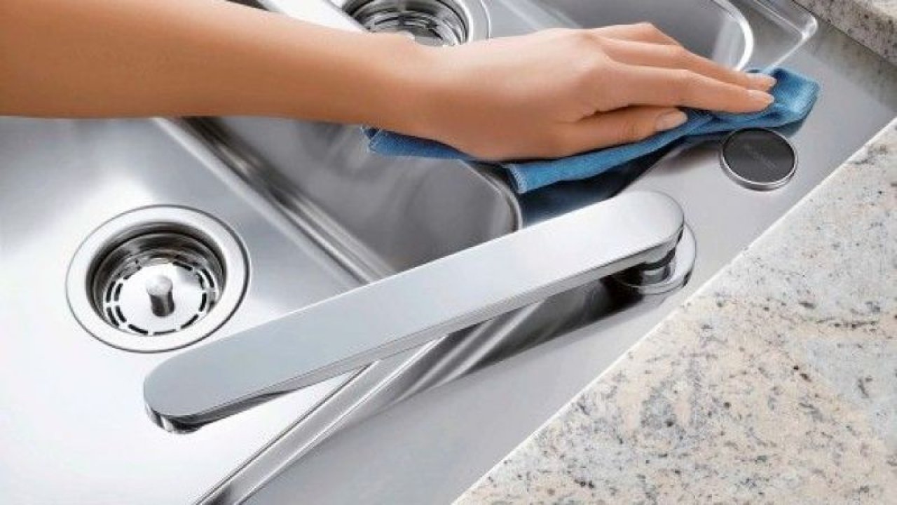 Mutfak lavabosunu ışıl ışıl parlatacak pratik çözümler! Paslanmaz çelik mutfak lavabosu nasıl temizlenir? En pratik çözüm…
