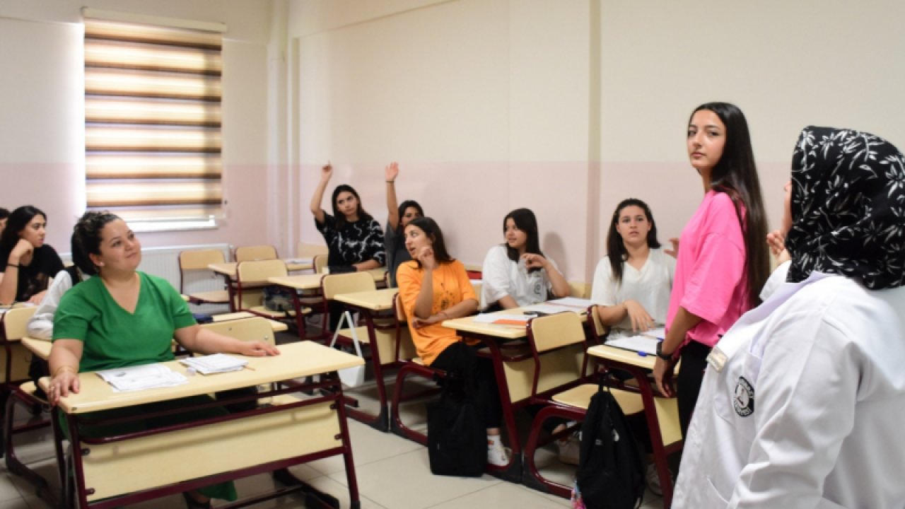Şahinbey Belediyesi Her Alanda Hizmete Devam Ediyor... Ev Hanımları'ndan Tutun Üniversite Öğrencilerine Kadar İngilizce Eğitimi Veriliyor