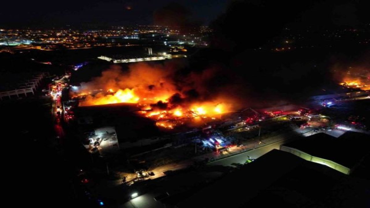 100 fabrikaya sıçrayan yangın gece havadan görüntülendi