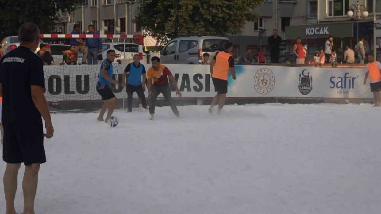 Futbol sahasını tamamen tuz ile kaplayıp maç yaptılar!