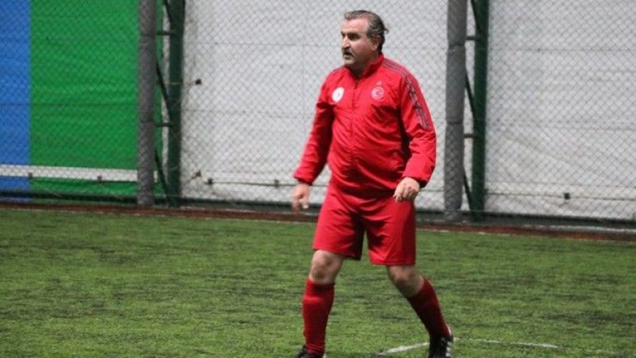 Bakan Osman Aşkın Bak eski milli futbolcular ile sahaya çıktı