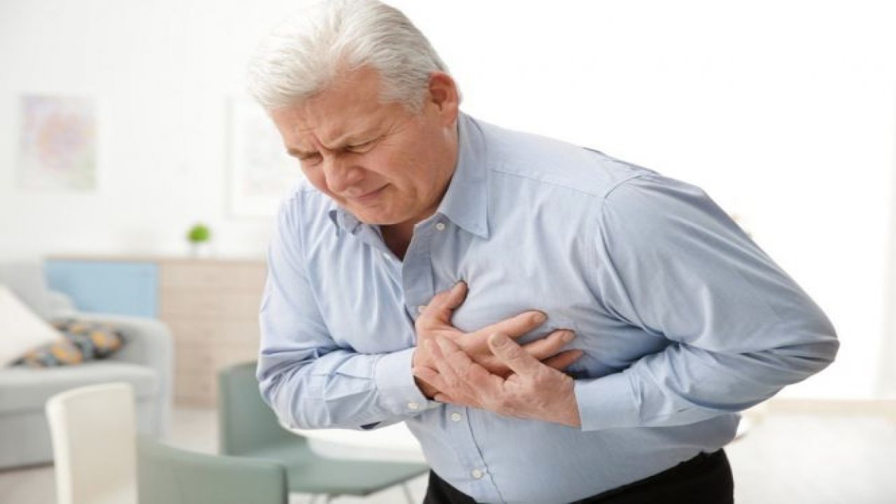 Göğüs ağrısı 5 dakikadan fazla sürüyorsa dikkat! kalp krizi geçirebilirsiniz