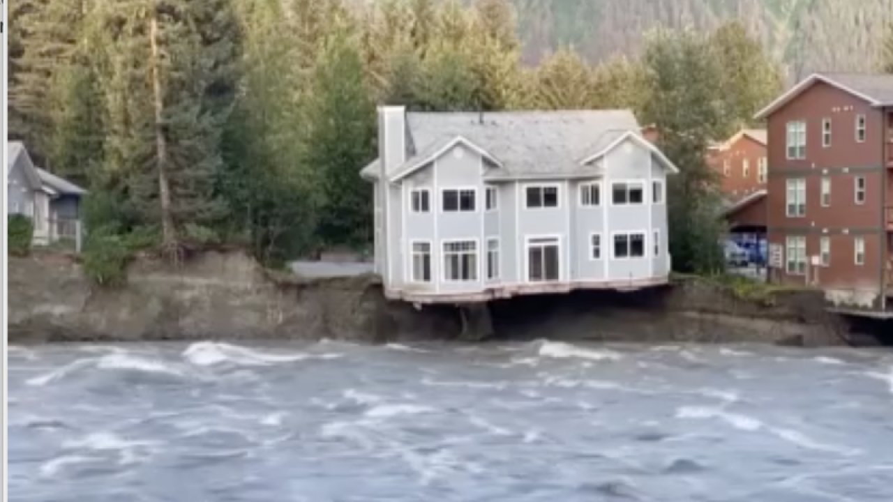 Nehir kıyısındaki ev selin ardından yerle bir oldu