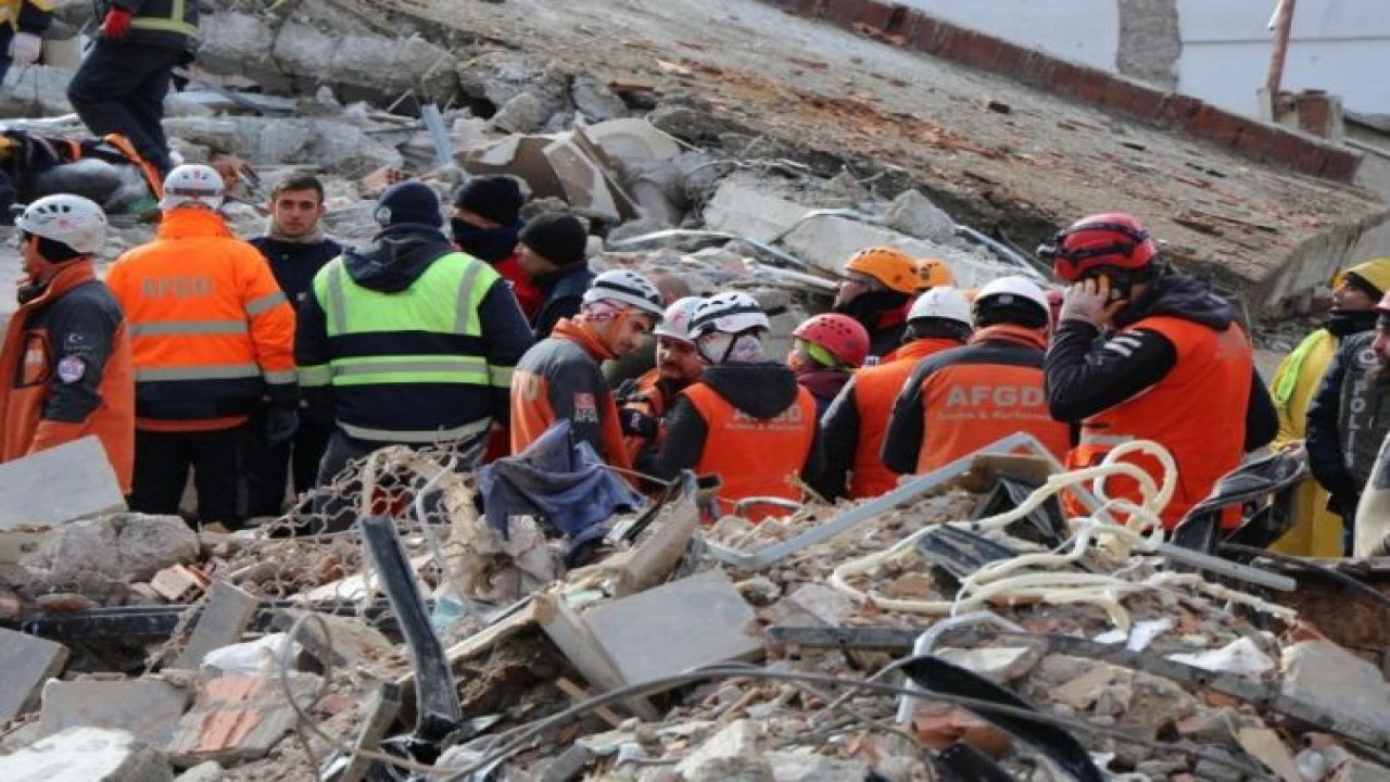 Gaziantep'te Depremde 17 Saniye Dayanmayıp 21 kişiye mezar olan Gölgeler Apartmanı VE ŞOK RAPORU