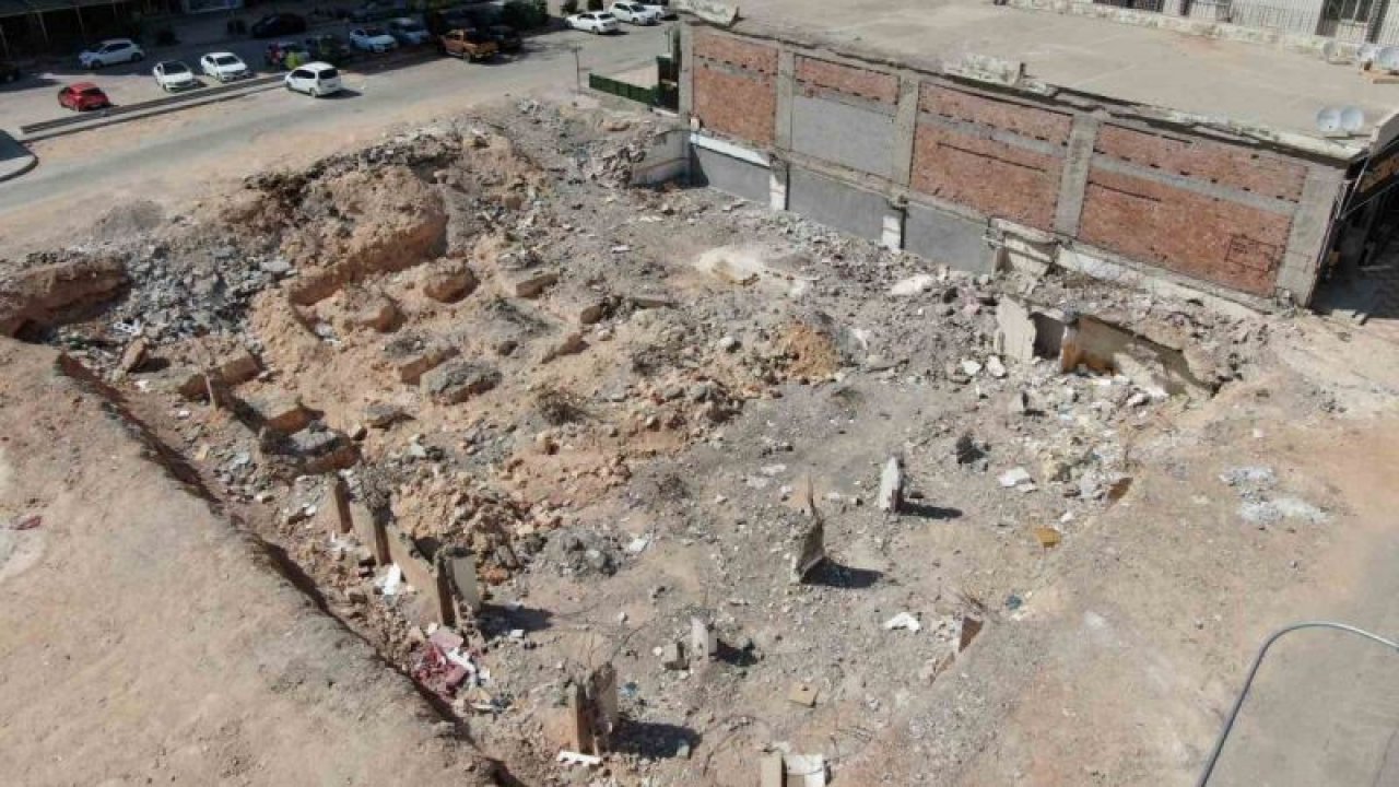Gaziantep’te depremde yıkılan binaların enkazları kaldırılınca yerini boş araziler aldı