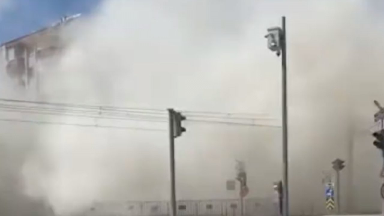 Gaziantep'te ağır hasarlı binaların yıkımında ortalığı toz kapladı