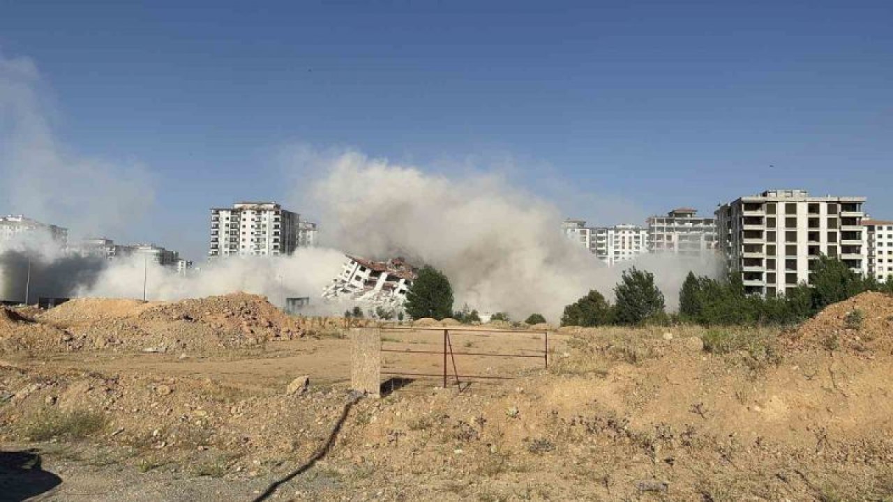 Malatya’da yüksek katlı binaların patlatılarak yıkılmasına başlanıldı