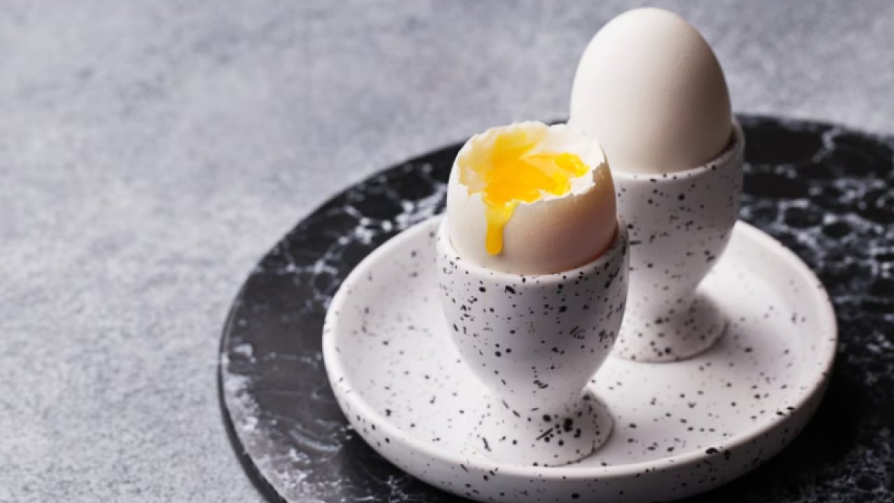 En az 1 adet tüketmek zorundayız: Haşlanmış yumurta tüketmiyorsanız büyük hata yapıyorsunuz! Haşlanmış yumurta tüketenler yaşlanınca...