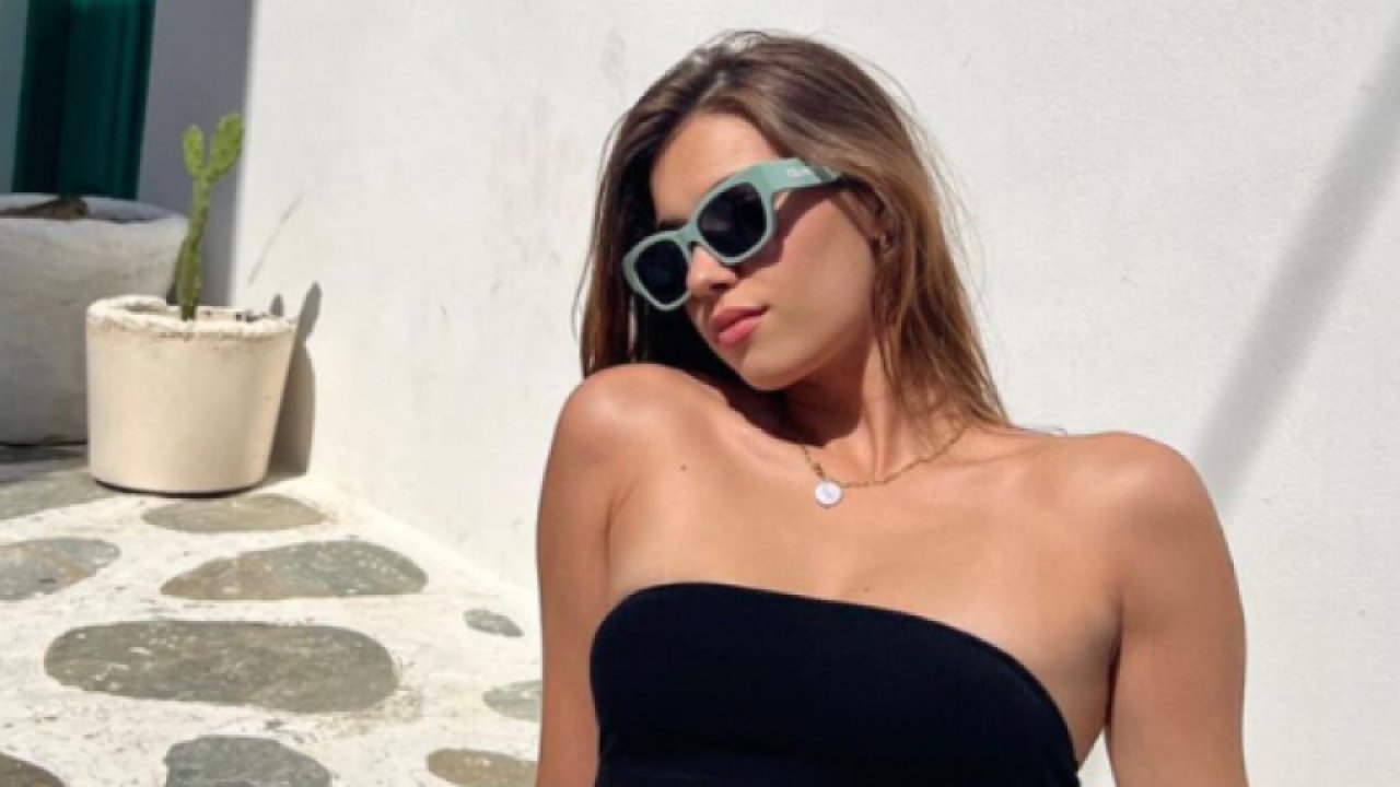 Afra Saraçoğlu sosyal medyayı yakmaya devam ediyor: Yunanistan sahillerinden tanga bikinisiyle pozlarını paylaştı