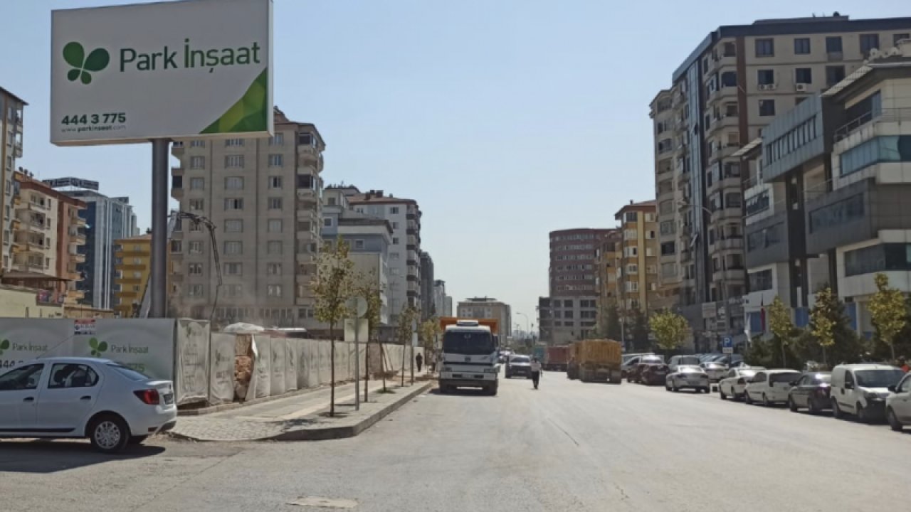 Mücahitler mahallesinde Kudüs caddesi’nde inşaat rezaleti! 2 inşaat firması şehrin göbeğinde güpegündüz hafriyat taşıyarak yolu kapatıyorlar