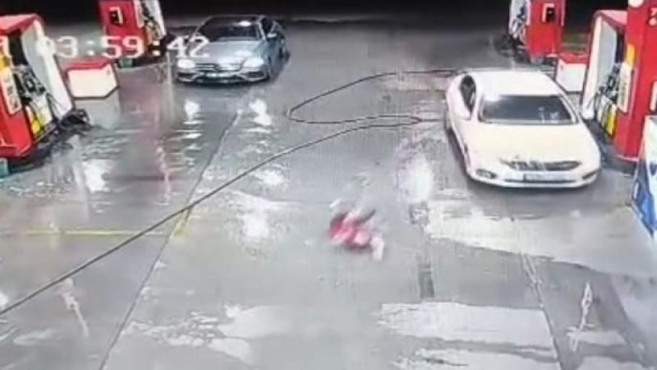 Otomobilin çarptığı kadın, metrelerce sürüklendi