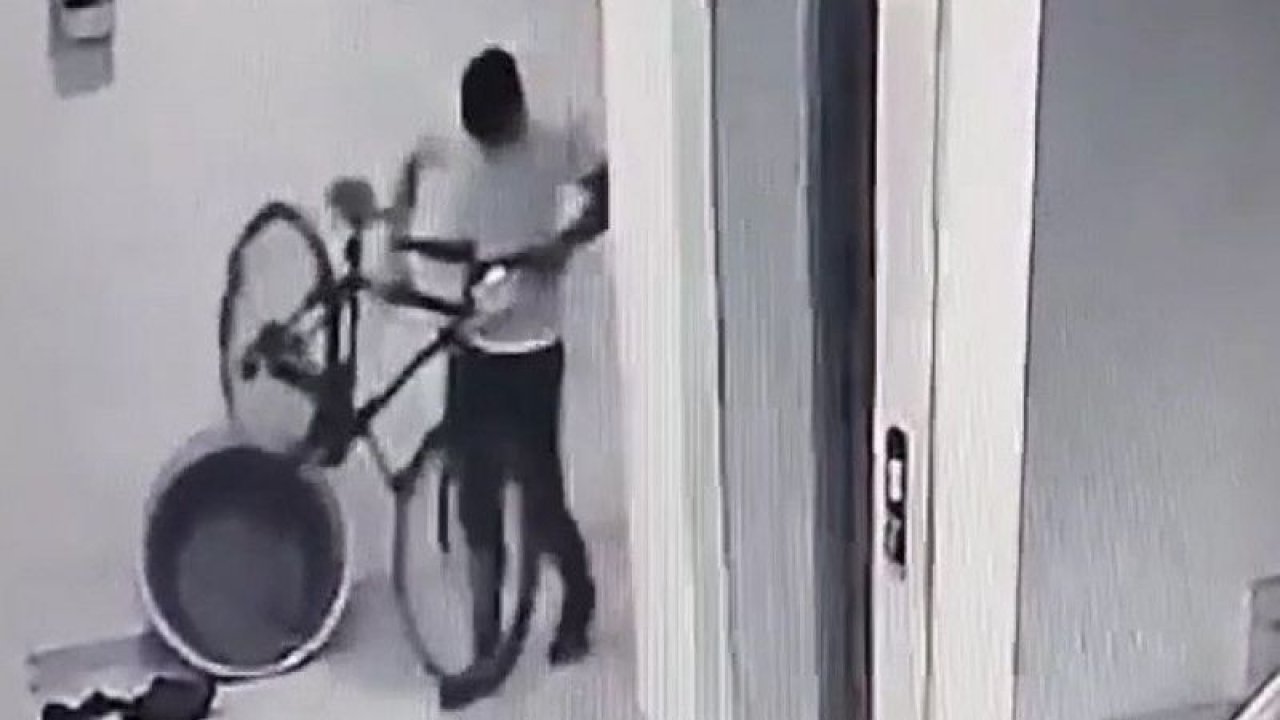 Gaziantep’te bir binadan bisiklet çalarak kaçan hırsız, kameraya yakalandı