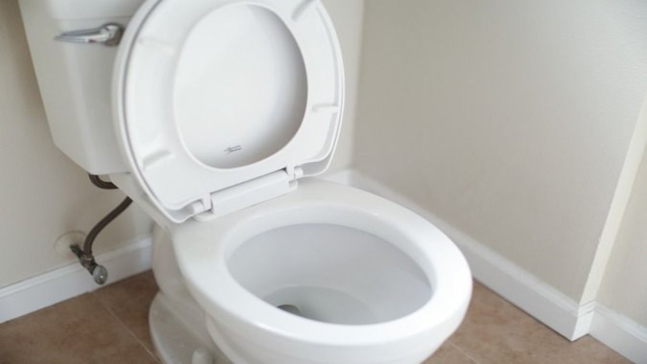 Tuvaletteki inatçı lekelere son! Sararmış tuvalet taşı ve klozetleri temizleme tekniği