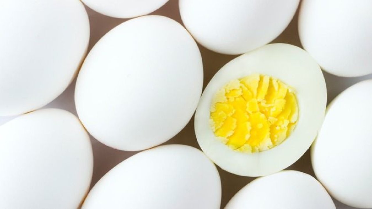 Yumurta haşladıktan sonra bilmeniz gereken tüyo! 2 saniyede kabuğu çıt diye çıkıyor