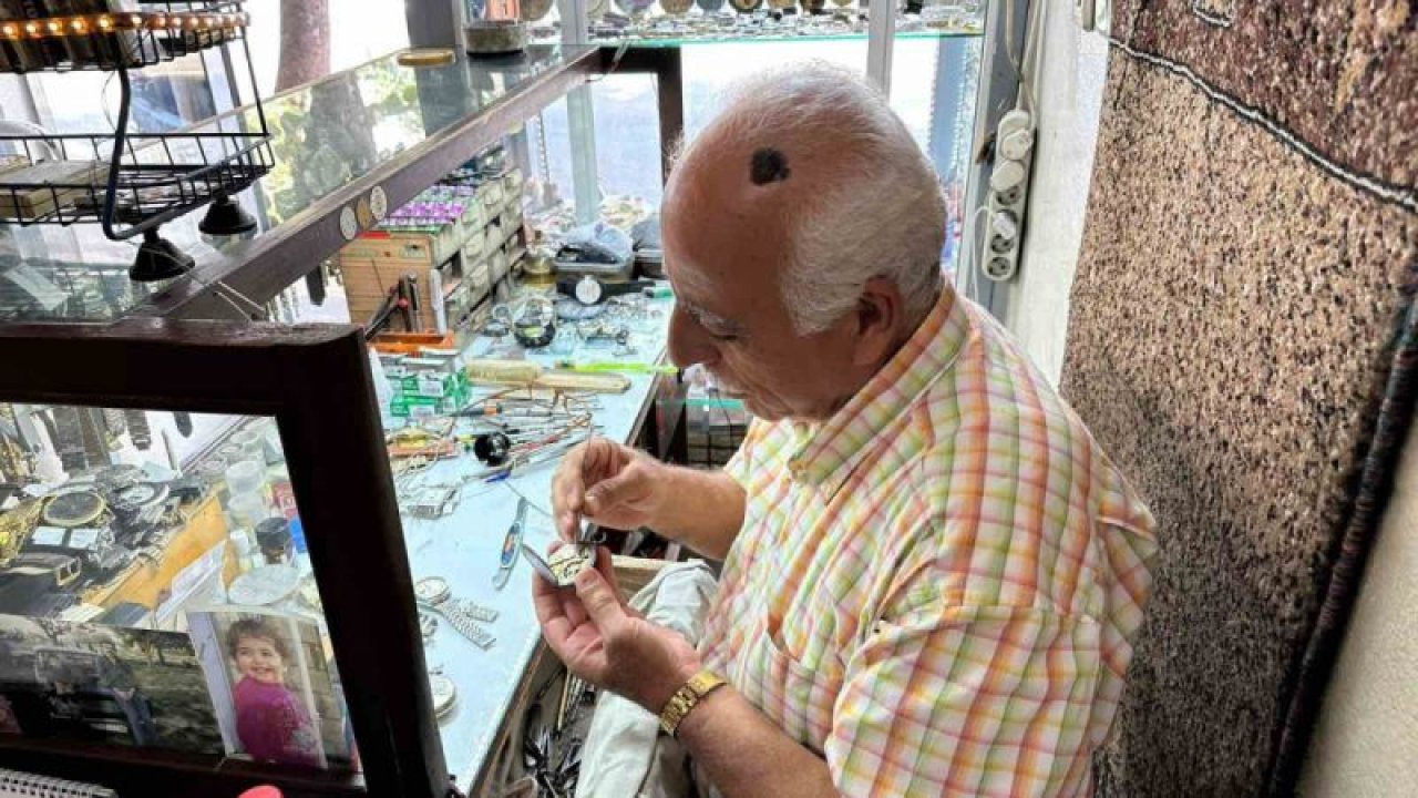 Gaziantep'te saat tamirciliğini yaşatmak için teknolojiye direniyorlar