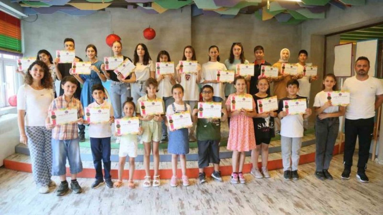 Büyükşehir Belediyesi'nin Çocuk Sanat Merkezinde kurslara katılan çocuklar sertifikalarını aldı