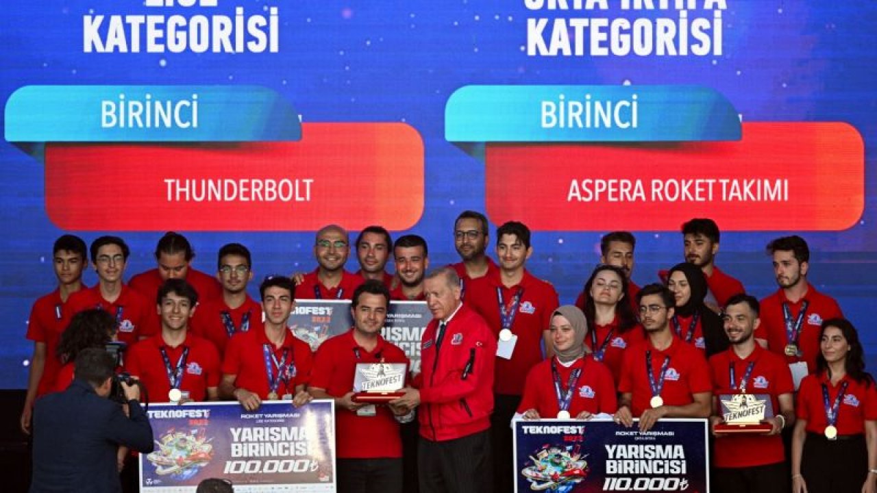 Teknofest birincisi olan GAÜN takımı ödülünü Cumhurbaşkanı Erdoğan’dan aldı
