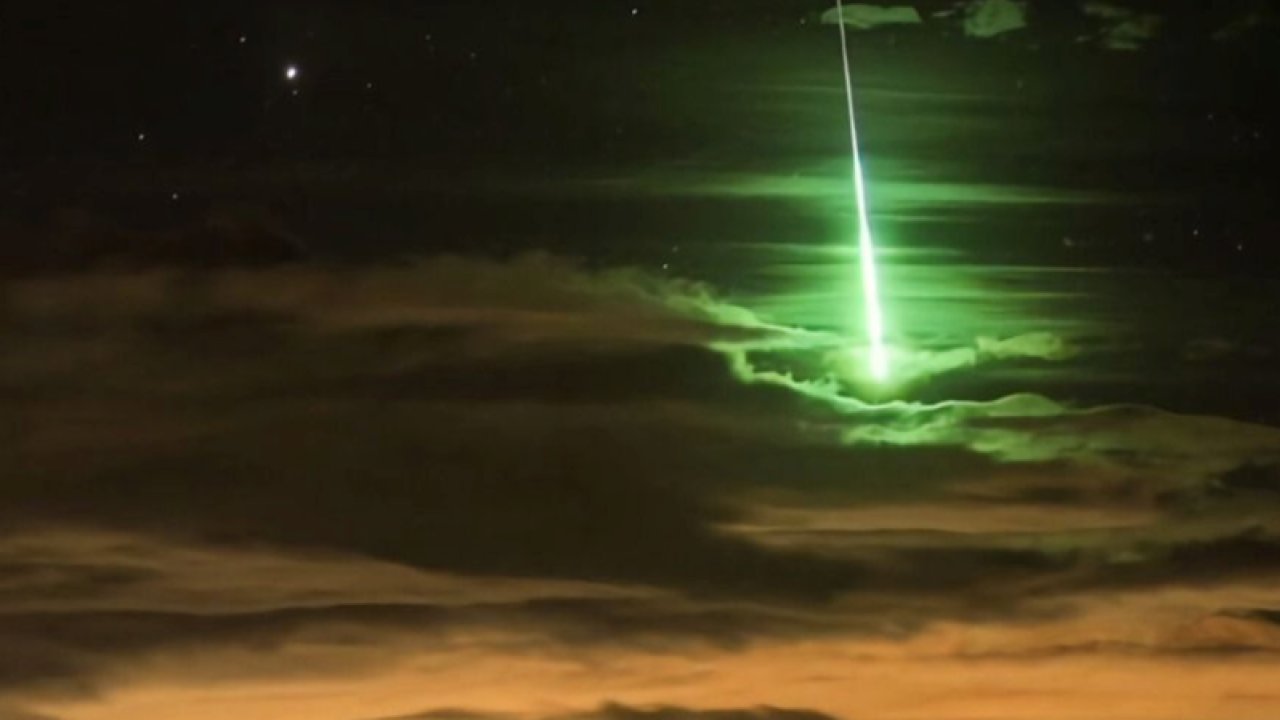 Meteor düştü iddiası... Türkiye Uzay Ajansı'ndan Gökyüzünde yeşil ışık saçan meteor açıklaması!