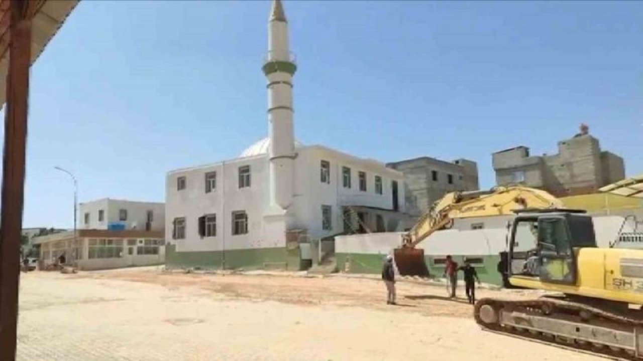 Deprem camiyi de vurdu! Gaziantep'te ağır hasar alan cami yıkıldı