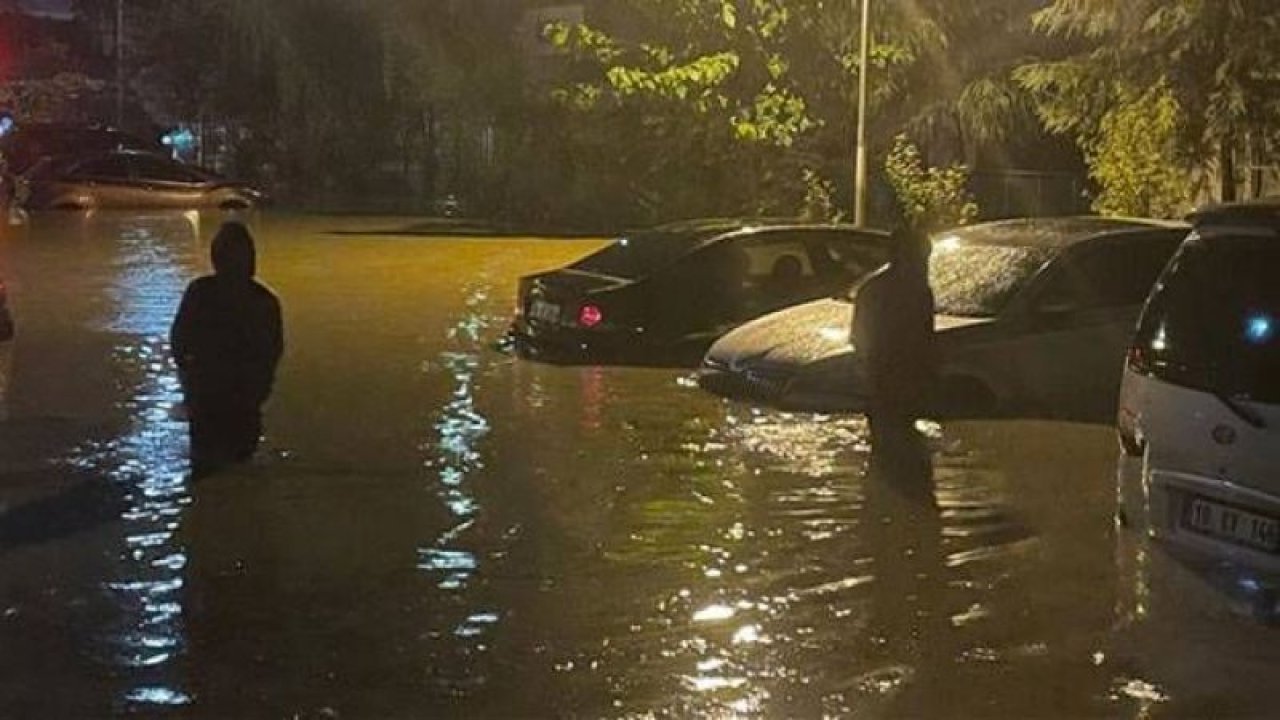 İstanbul'da sağanak hayatı felç etti! Arabalar suyun altında kaldı