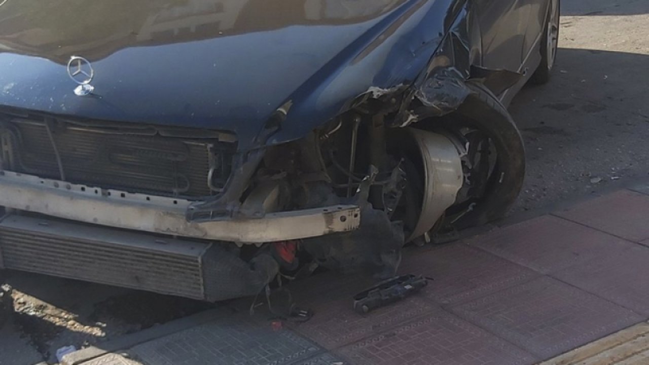 Gaziantep'te Emek Mahallesi'nde Lüks Araçla Aşırı Hız Kazası! Kaldırımda Yürüyen Erkek Çocuğu Yoğun Bakımda... İşte Kaza Anları