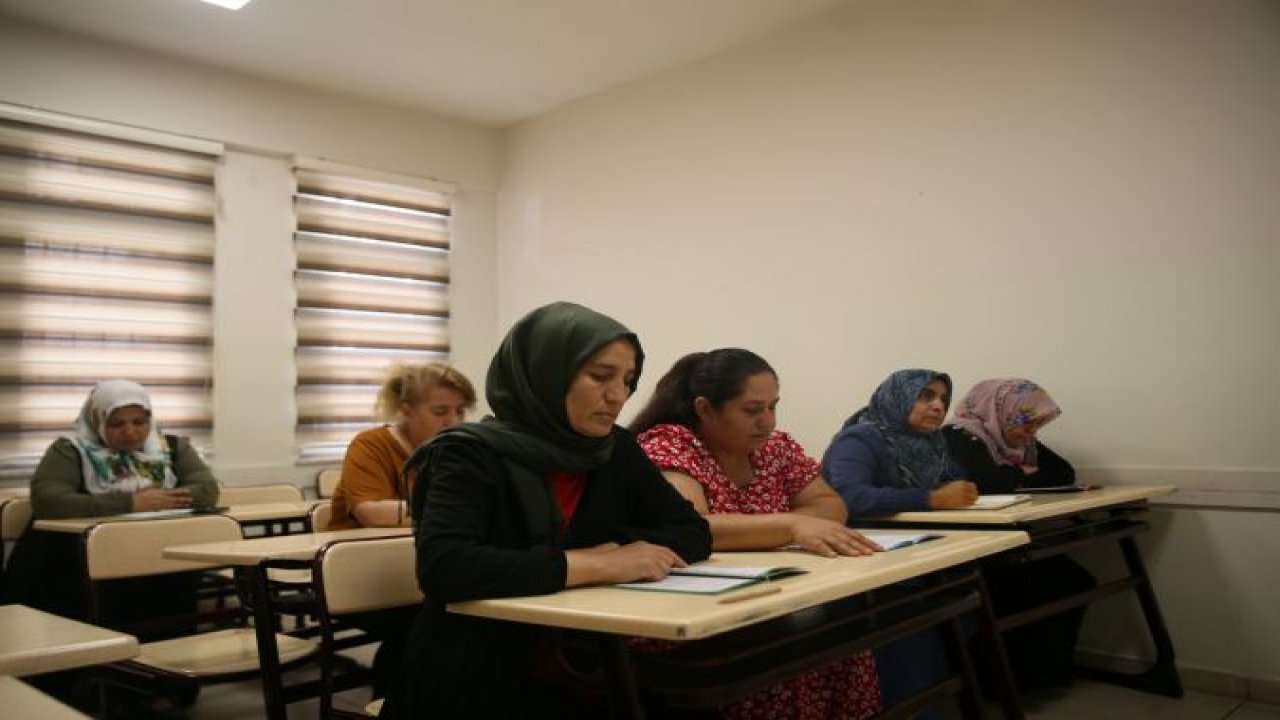 Okuma yazma kursuna katılan "Antepli" kadınlar yaşamlarını kolaylaştırıyor