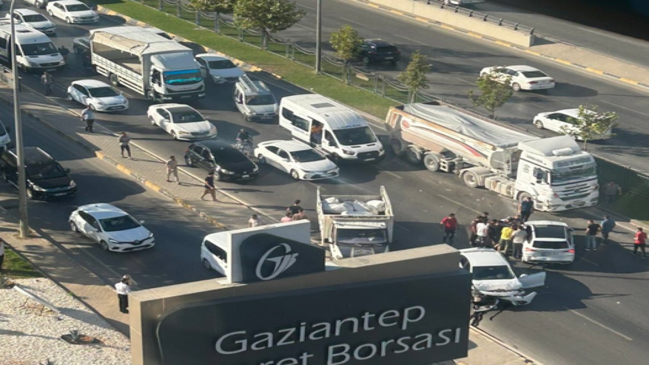Gaziantep'te Harfiyat Kamyonları Dehşeti Sürüyor... Harfiyat Kamyonu Arabaları İPEK YOLU'nda Pert Etti... İŞTE O ANLAR