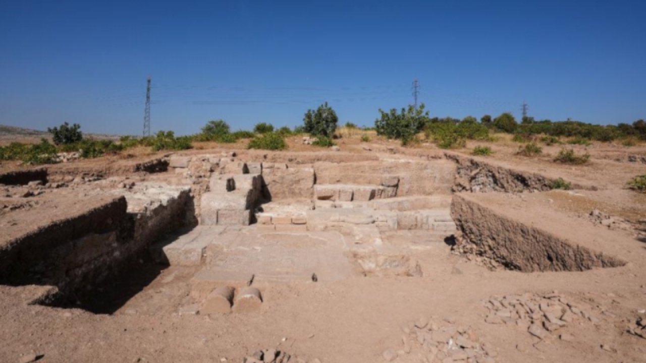 Dülük Antik Kenti’nde arşiv binası aranıyor. Güneydoğu Anadolu'da en büyük tapınaklardan biri Dülük Antik Kenti Keber Tepesi Doliche'de olabilir