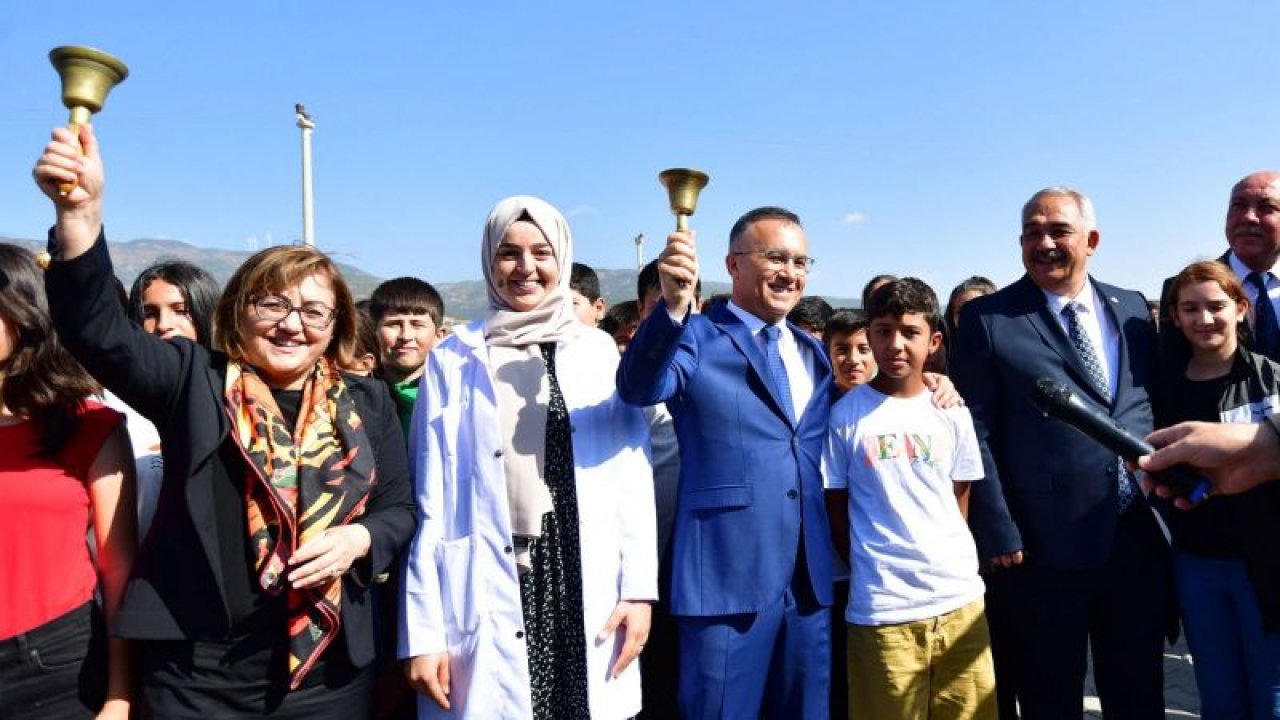 Başkan Şahin ve Vali Çeber ilk ders gününde Gaziantep'in Nurdağı ilçesi'ndeki öğrencileri ziyaret etti