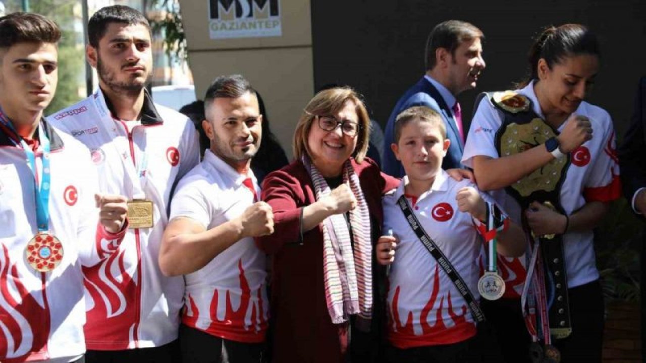 Başarılı sporcular, Gaziantep Büyükşehir Belediye Başkanı Fatma Şahin ile bir araya geldi
