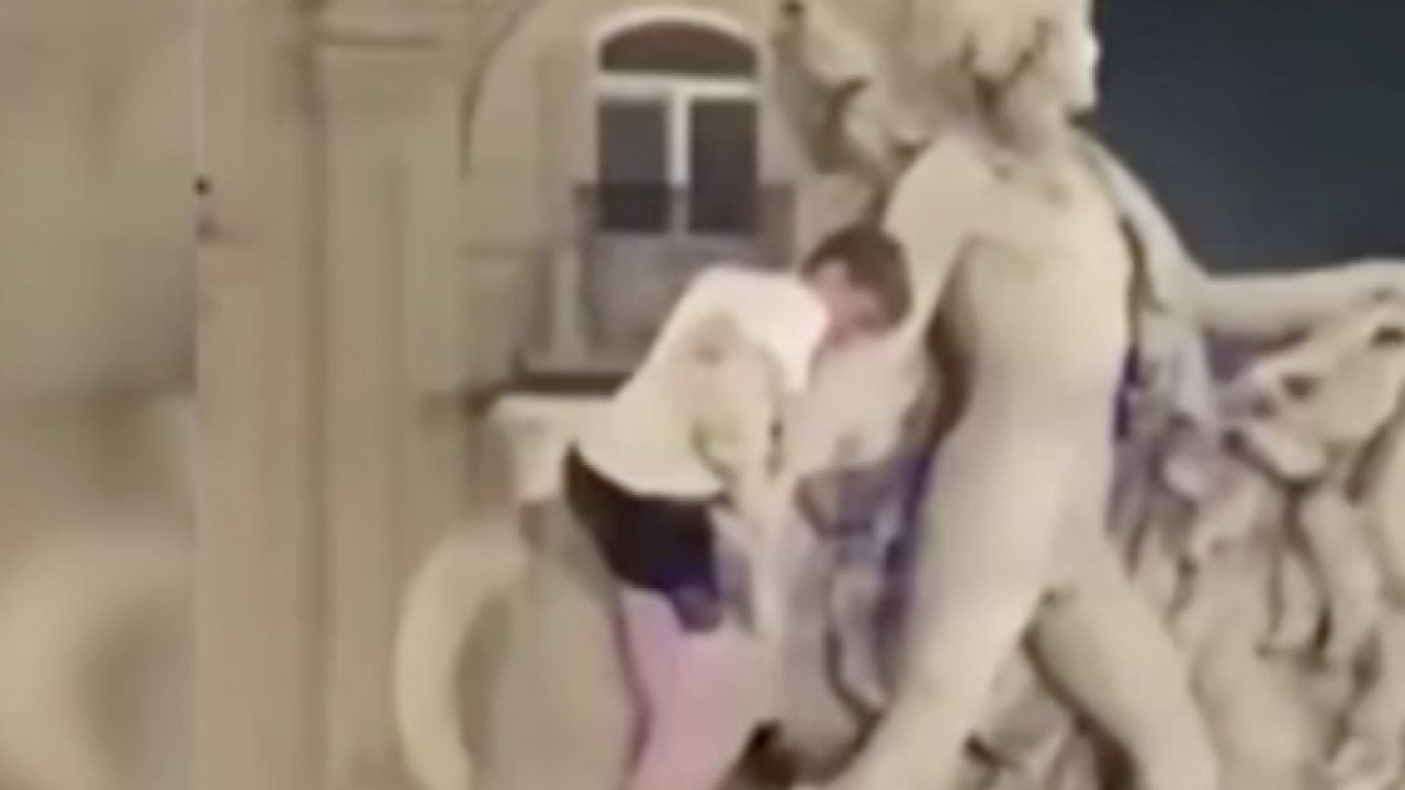 Brüksel’de alkollü turist tırmandığı heykelin kolunu kırdı