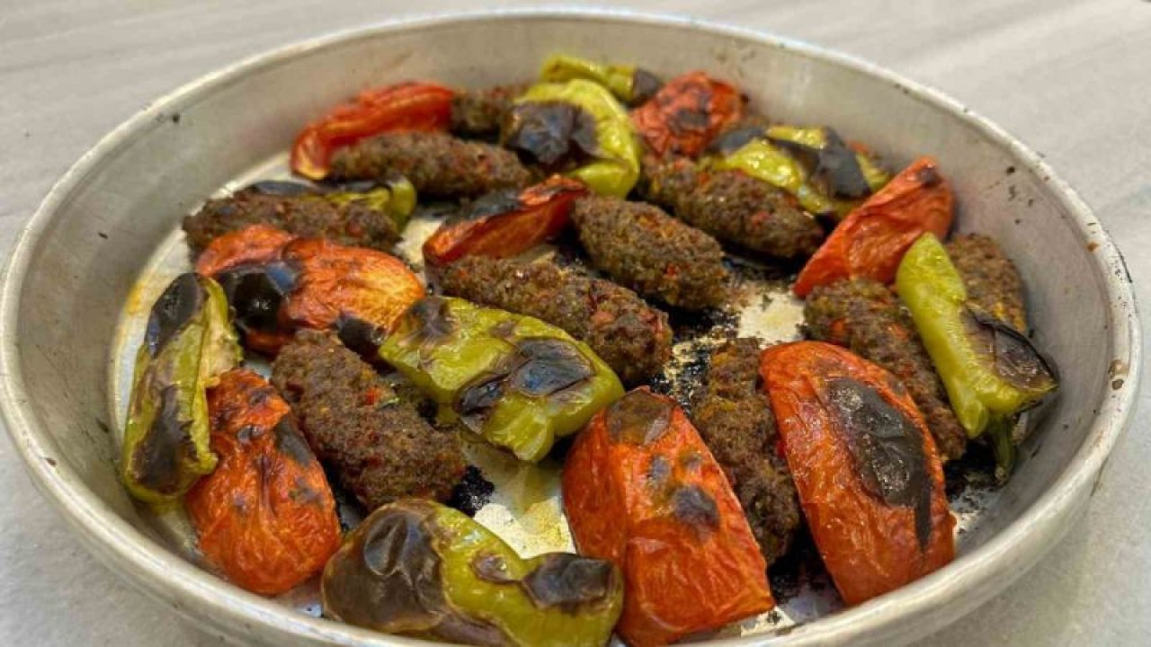 Gastronomi kenti Gaziantep’in simit kebabı turistlerin ilgisini çekiyor